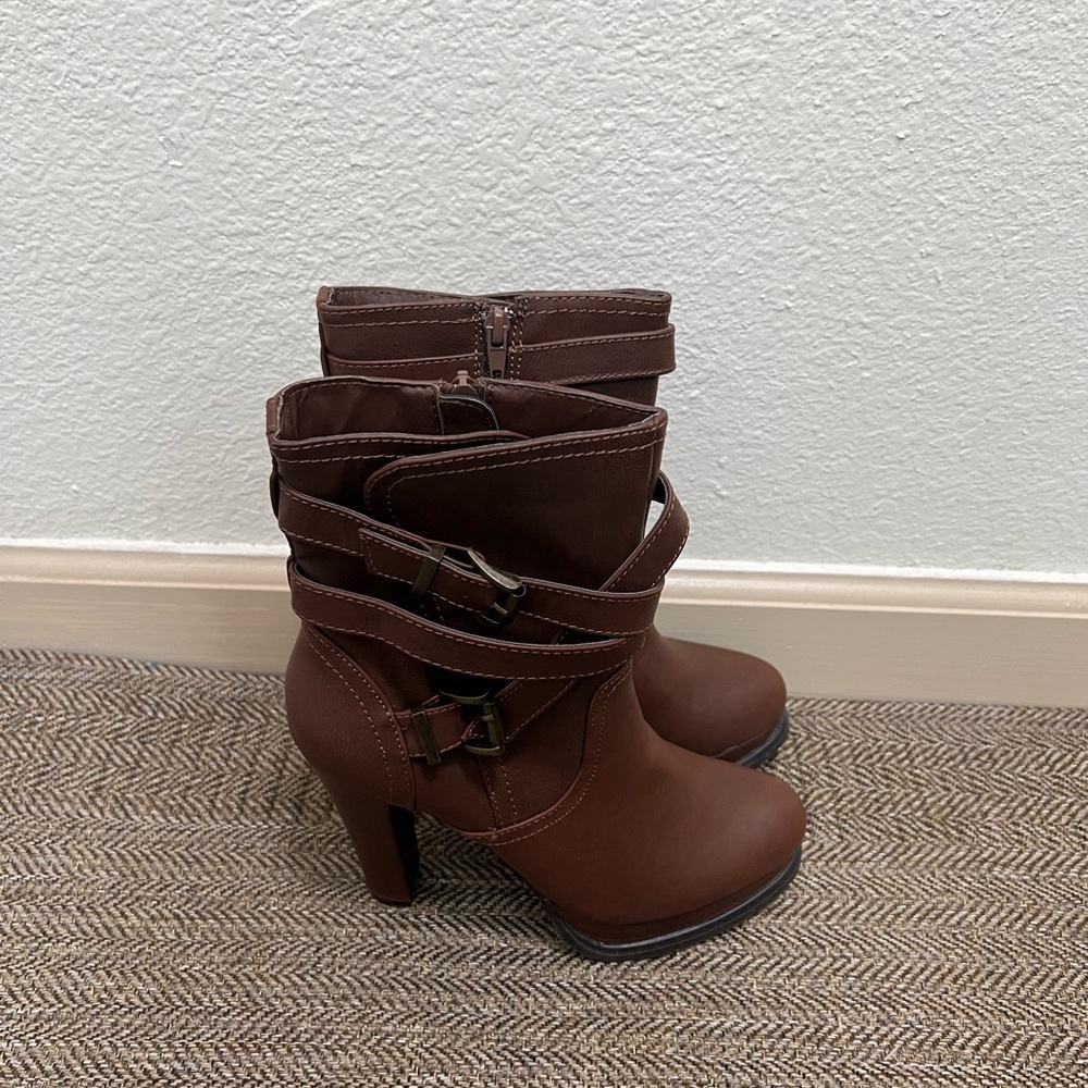 Madden Girl Size 6.5: Brown Mid Heeled Boots with Buckle Straps - Picture 5 of 6